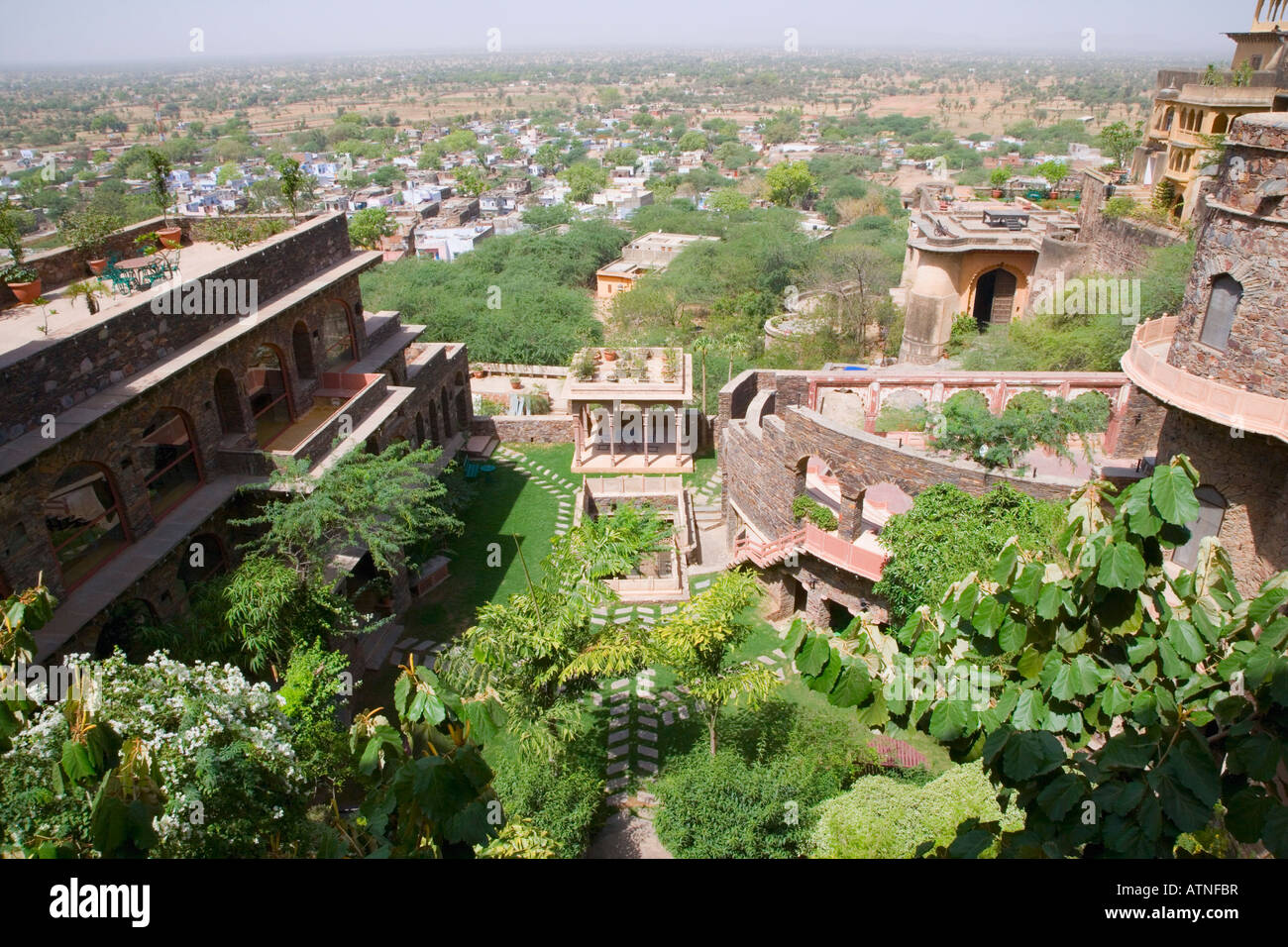 Elevato angolo di visione di un fortilizio, Neemrana Fort Palace, Neemrana, Alwar, Rajasthan, India Foto Stock