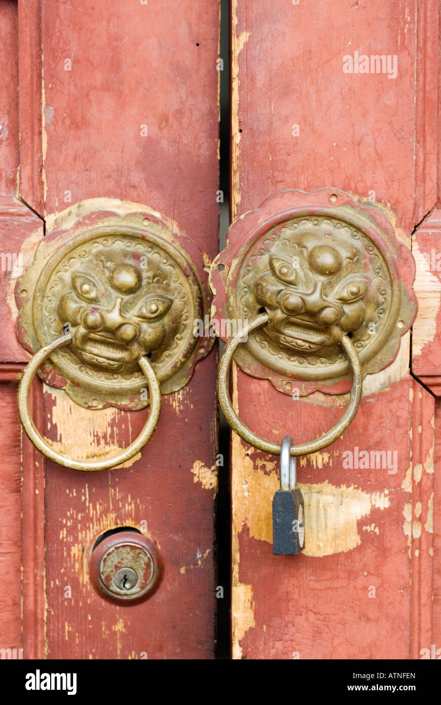 Cina, Cinese Tradizionale Porta primo piano, Lijiang Old Town, nella provincia dello Yunnan Foto Stock