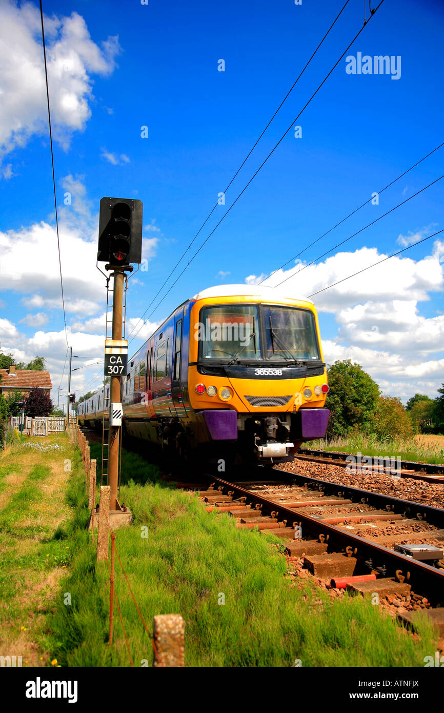 365538 Capitale prima collegare il treno diesel voce unità dalla stazione di Ely Cambridgeshire England Regno Unito Foto Stock