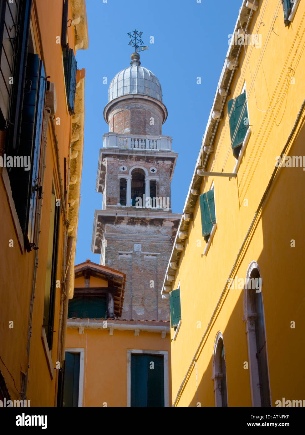 Venezia, Veneto, Italia. Vista lungo la strada colorata al campanile della chiesa di San Pantalon. Foto Stock