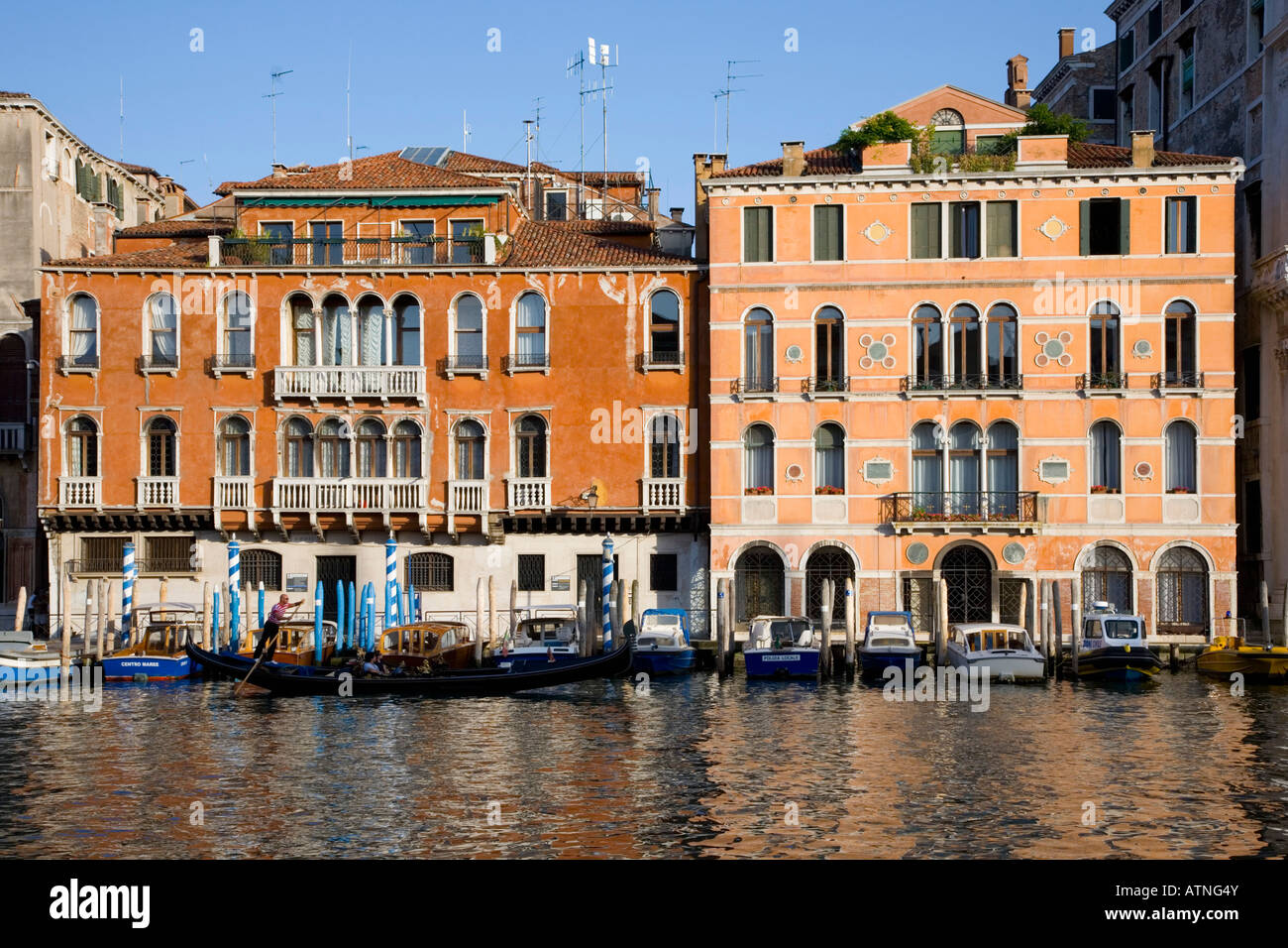 Venezia, Veneto, Italia. Palazzi colorati che si affaccia sul Canal Grande, in gondola passare. Foto Stock
