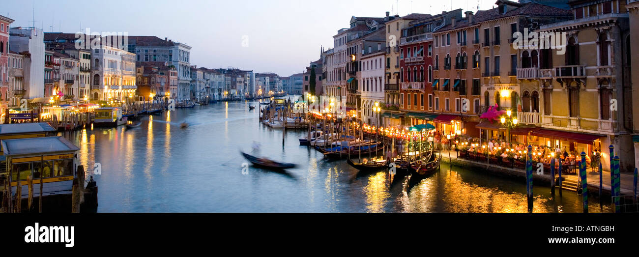 Venezia, Veneto, Italia. Vista in direzione ovest e dal Ponte di Rialto lungo il Canal Grande, crepuscolo. Foto Stock