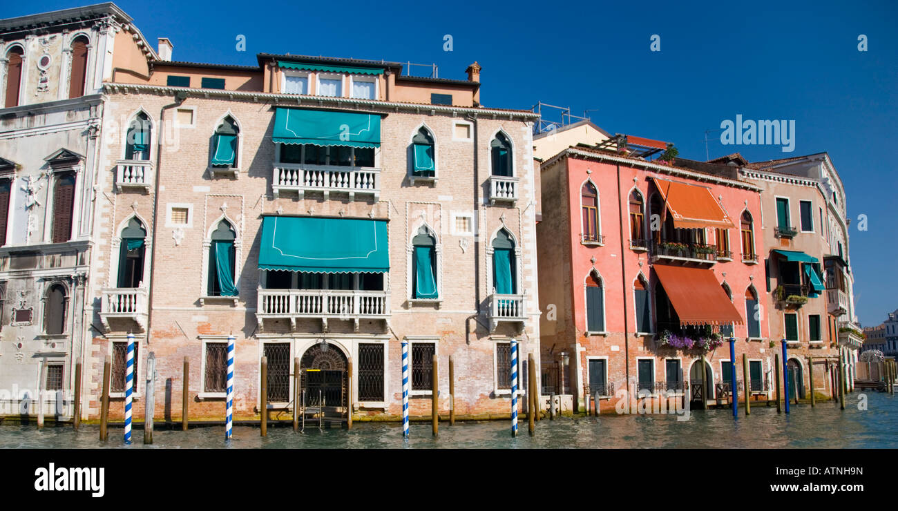 Venezia, Veneto, Italia. Palazzi colorati che si affaccia sul Canal Grande. Foto Stock
