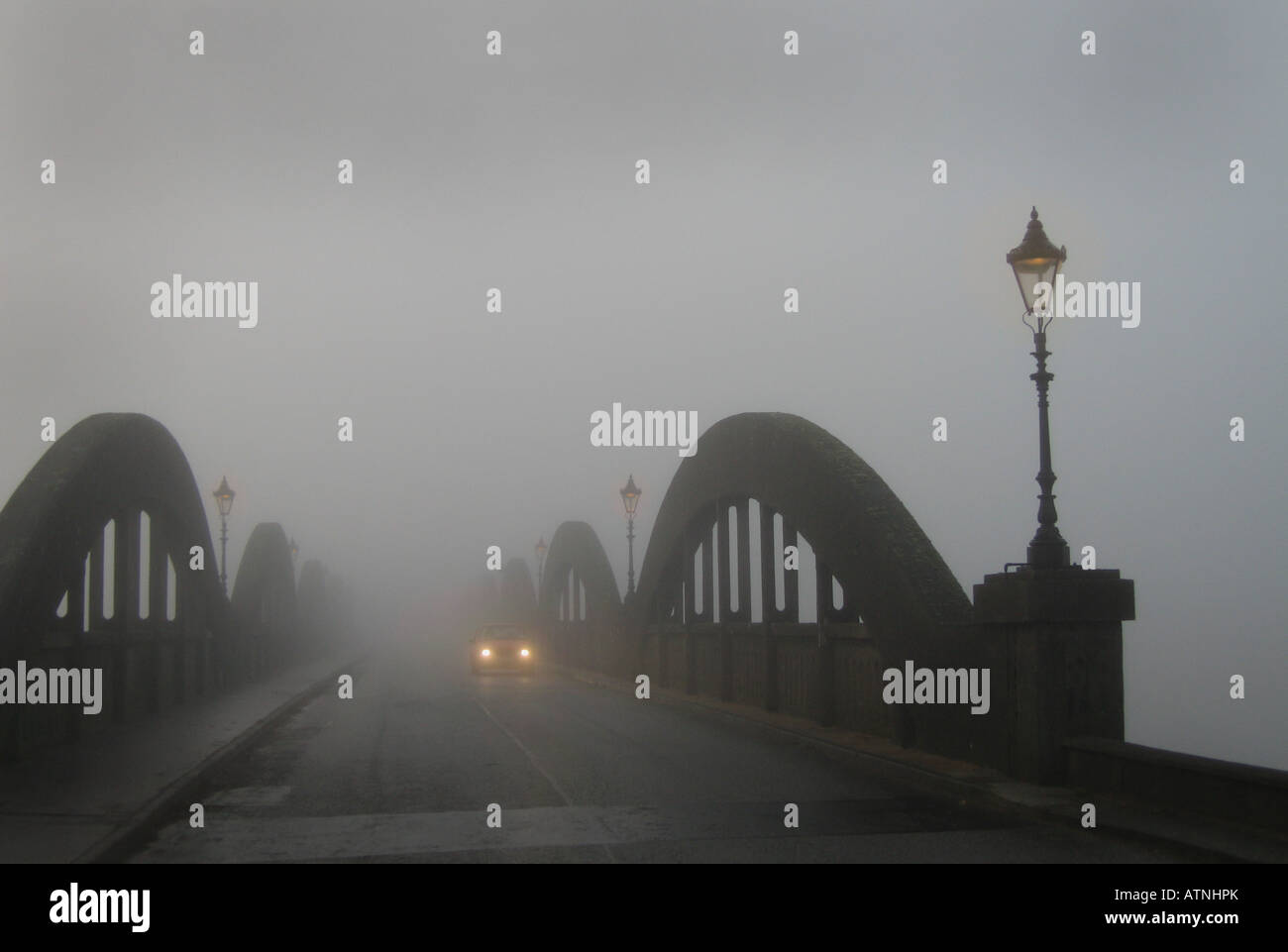 Ponte a Kirkcudbright nella nebbia Foto Stock