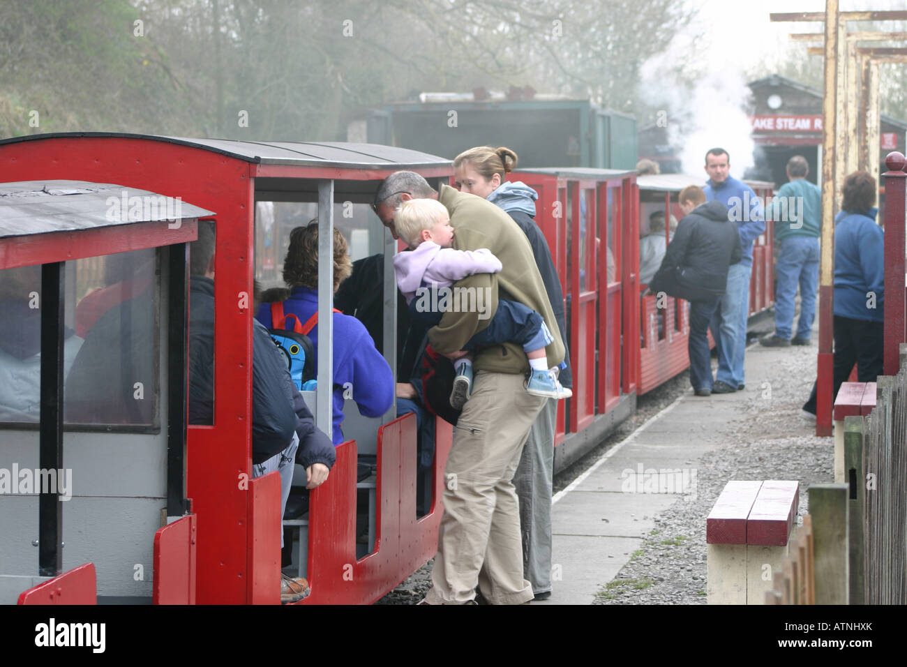 Passeggeri miniaturizzati a scartamento ridotto in treno a vapore Foto Stock