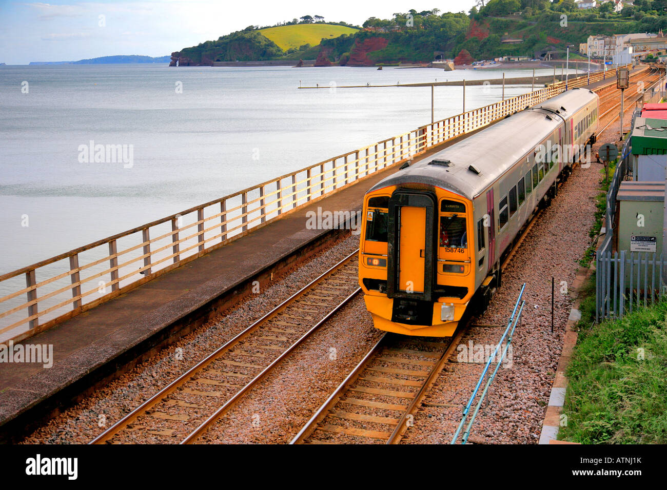 158746 Alphaline treno Dawlish Seawall a Exmouth dalla stazione a Dawlish Devon England Regno Unito Foto Stock