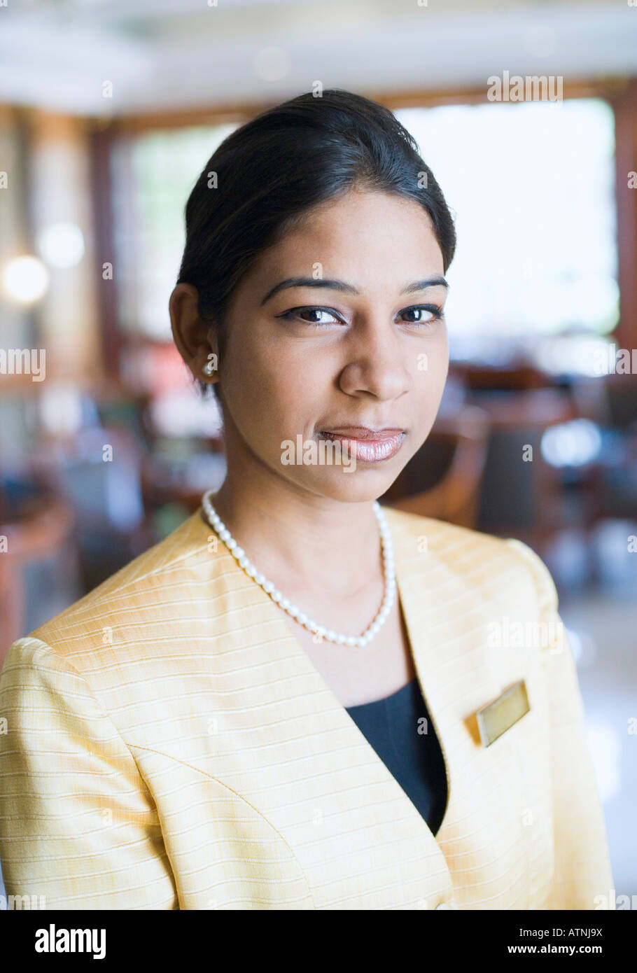 Ritratto di una cameriera in piedi in un ristorante Foto Stock