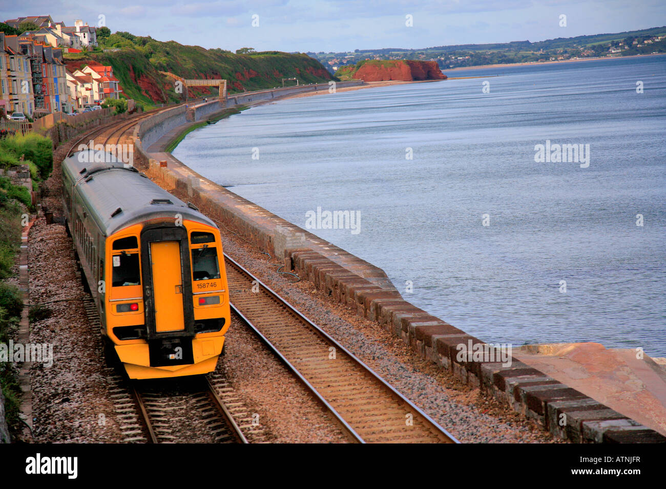 158746 Alphaline treno Dawlish Seawall a Exmouth dalla stazione a Dawlish Devon England Regno Unito Europa Foto Stock