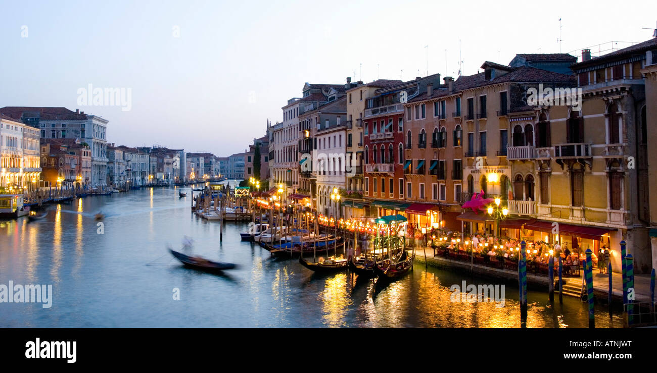 Venezia, Veneto, Italia. Vista in direzione ovest e dal Ponte di Rialto lungo il Canal Grande, crepuscolo. Foto Stock