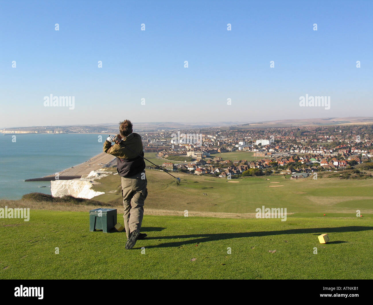 Un giocatore di golf sulla testa di Seaford campo da golf sulla South Downs in Gran Bretagna Foto Stock