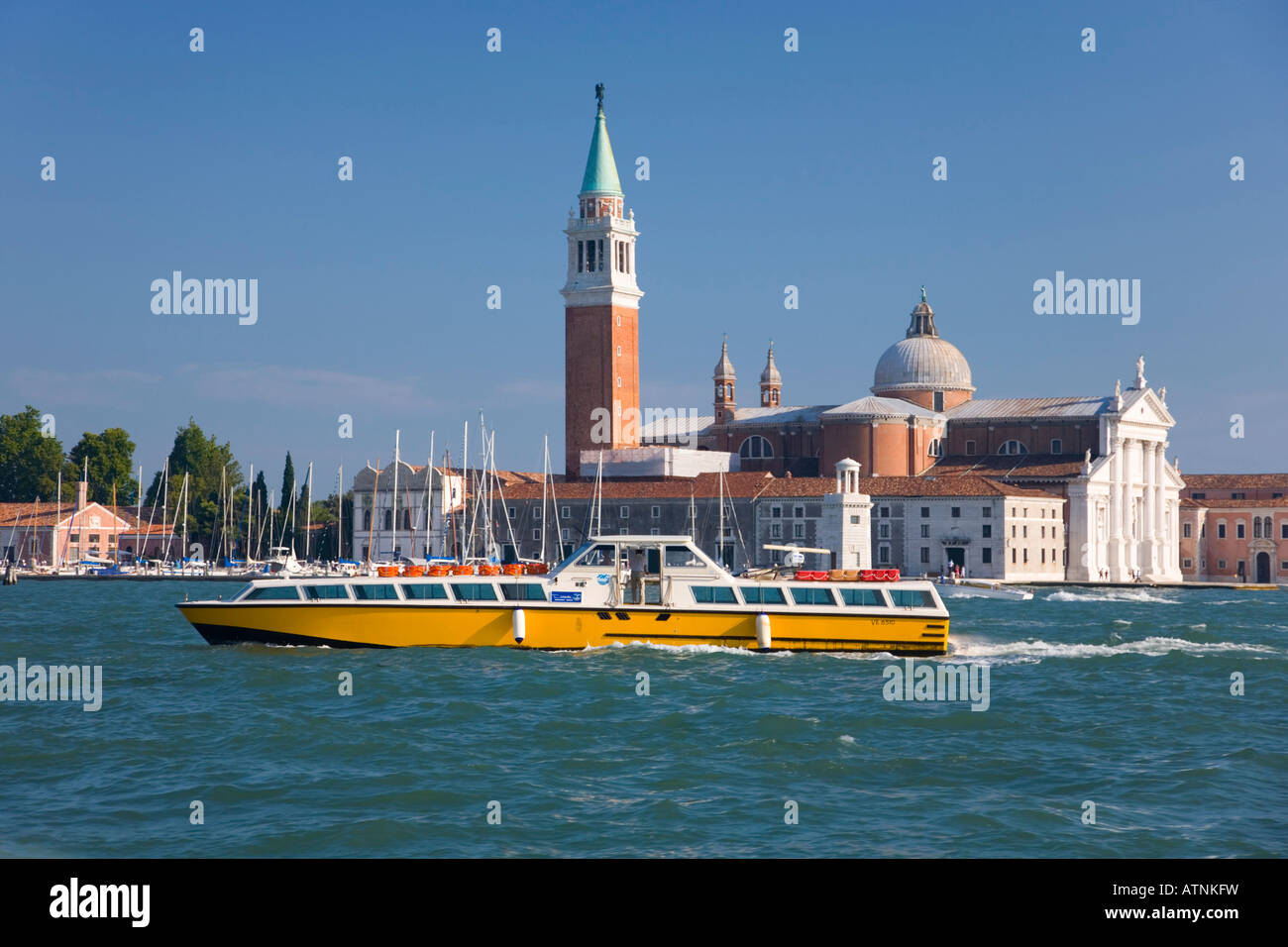 Venezia, Veneto, Italia. Vista su tutta la laguna fino alla Chiesa di San Giorgio Maggiore, airport shuttle boat in primo piano. Foto Stock