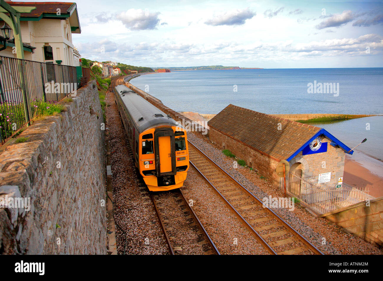 158746 Alphaline treno Dawlish Seawall a Exmouth dalla stazione a Dawlish Devon England Regno Unito Foto Stock
