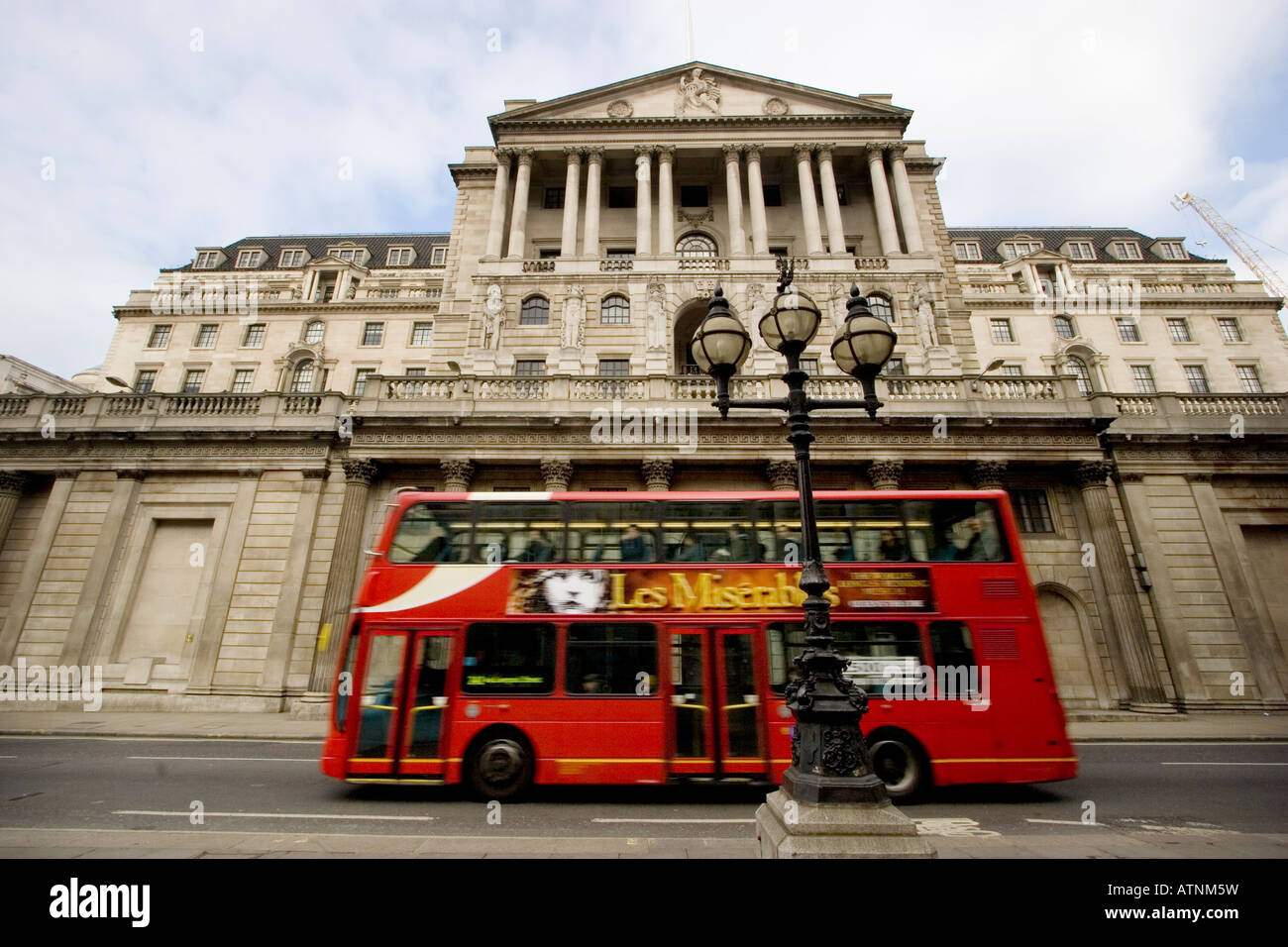 Banca d'inghilterra edificio Threadneedle Street con il bus visualizzazione les miserables annuncio Foto Stock