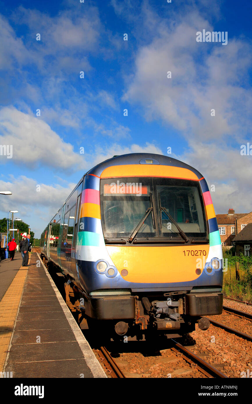 170270 uno Ferrovie Turbostar diesel unità treno alla stazione di Brandon srossing livello Inghilterra Suffolk REGNO UNITO Foto Stock