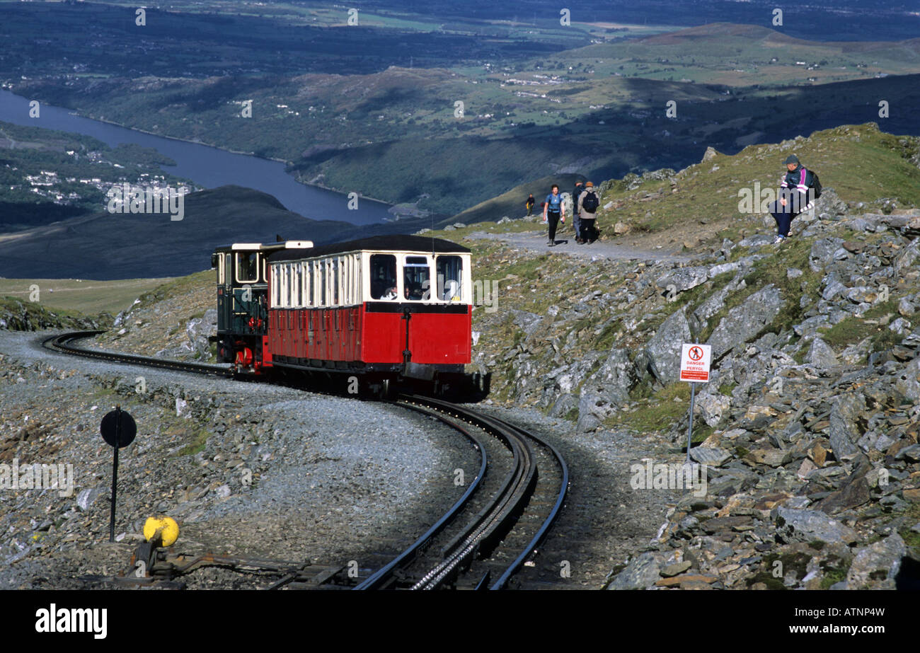 Il treno sta per raggiungere la sommità del monte Snowdon, il Galles del Nord Foto Stock