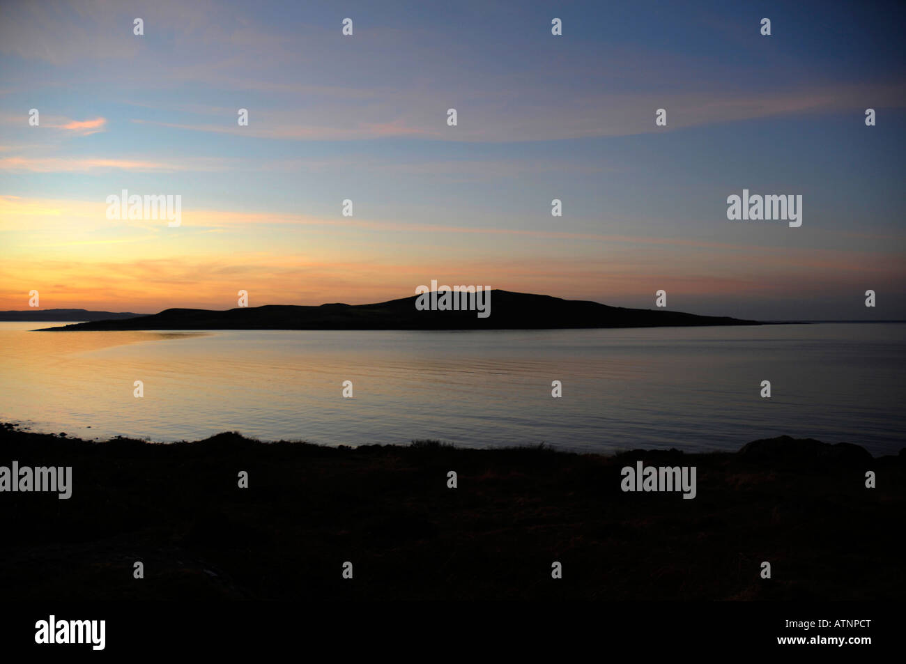 Tramonto su Gruinard Island & Bay, Wester Ross, North West Highland scozzesi sulla costa nord 500 route Foto Stock