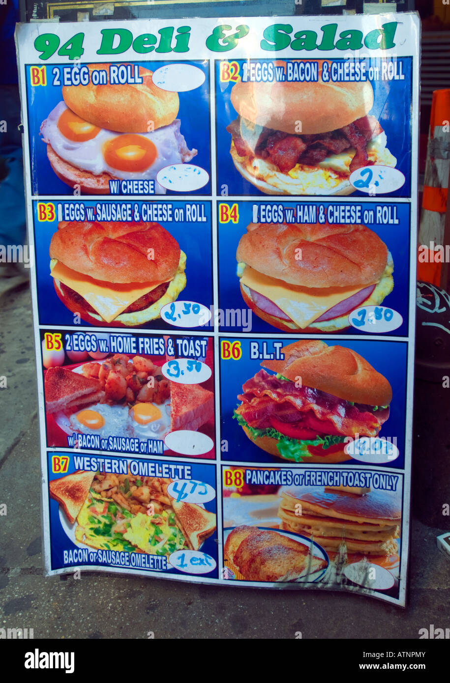 Un deli in Lower Manhattan pubblicizza esso s menu di malsana la scelta a colazione Foto Stock