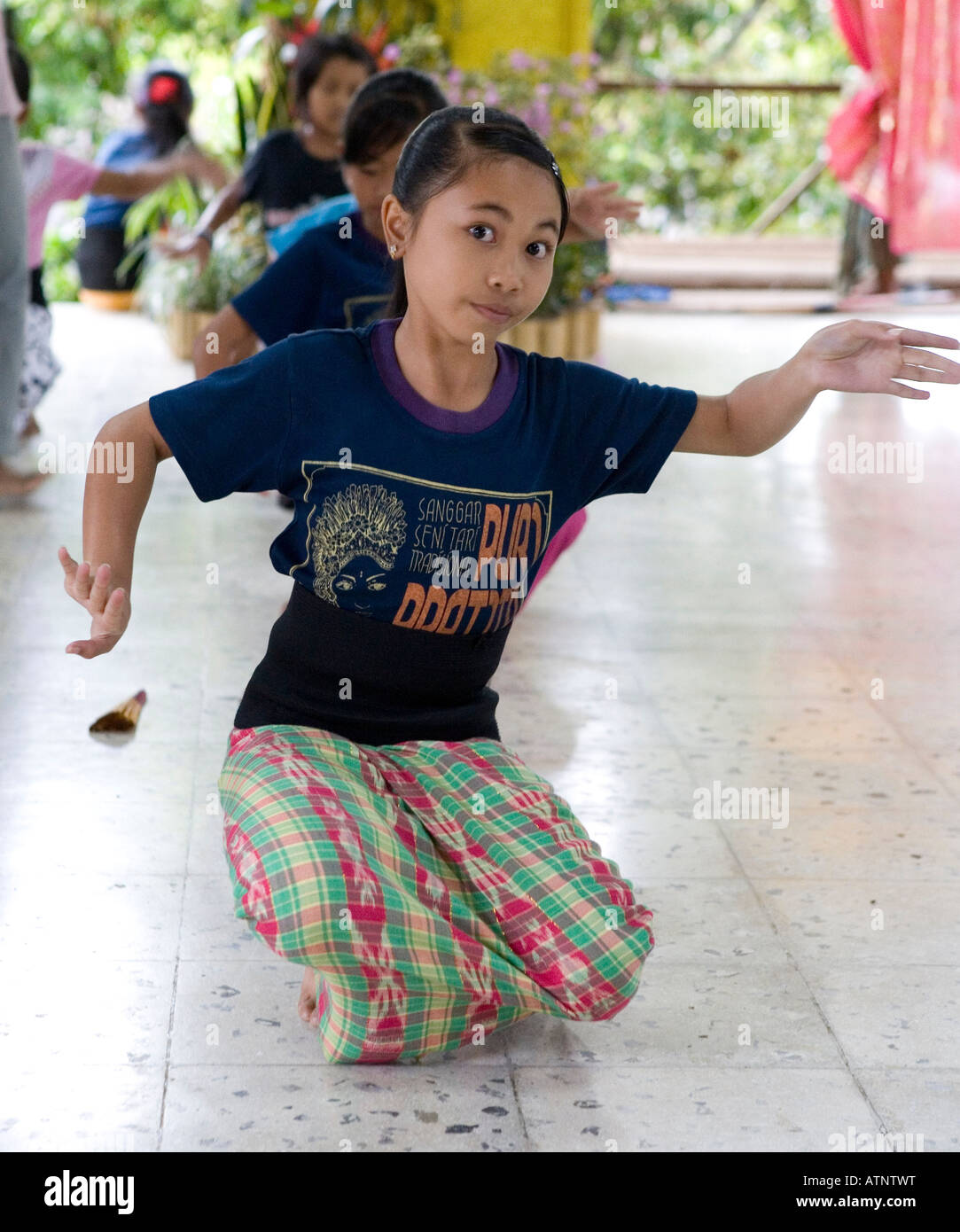 Ragazza Balinese Dancing in stile tradizionale Ubud Bali Indonesia Foto Stock