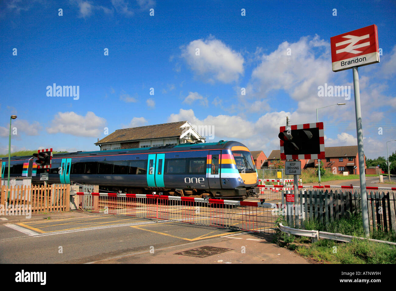 170270 uno Ferrovie Turbostar diesel unità treno alla stazione di Brandon srossing livello Inghilterra Suffolk REGNO UNITO Foto Stock