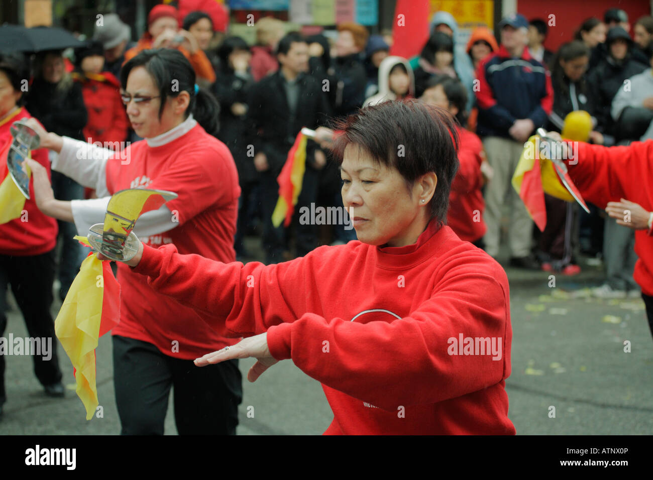 I partecipanti praticare il Tai Chi annuali di celebrazione del Capodanno cinese Victoria British Columbia Canada Foto Stock