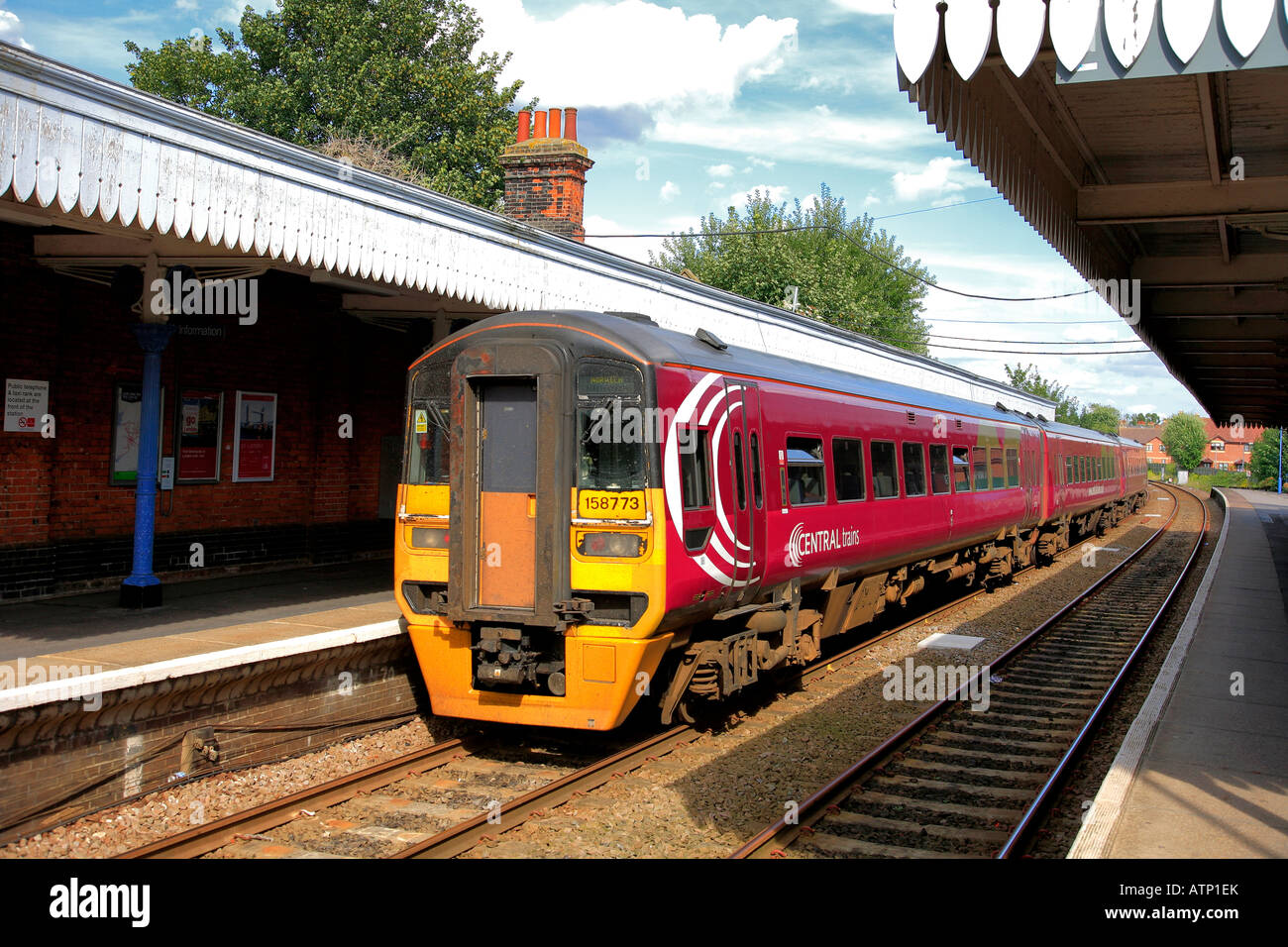 158773 Treni centrale unità diesel a Thetford stazione Inghilterra Suffolk REGNO UNITO Foto Stock