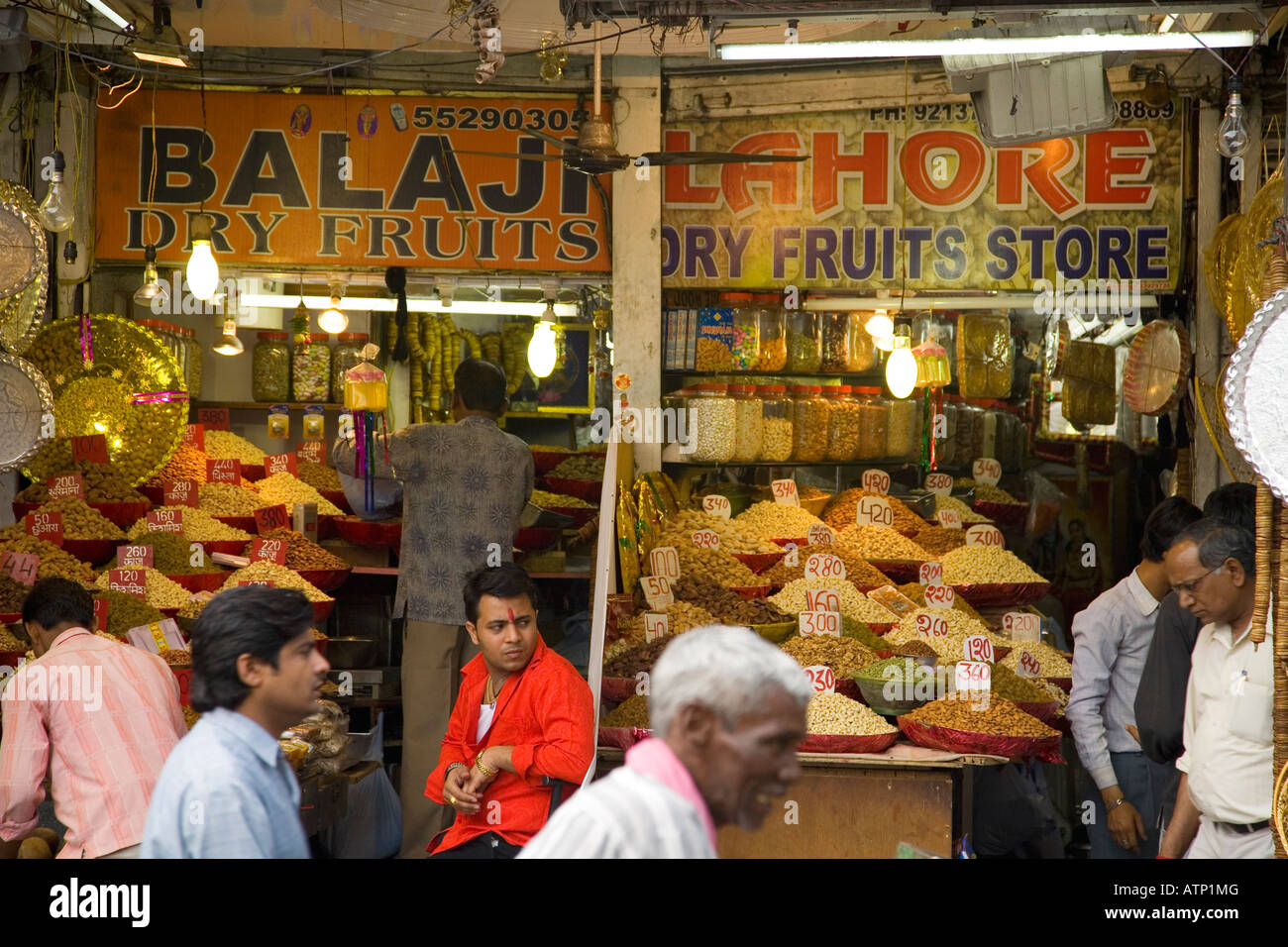 Frutta secca per la vendita a Khari Baoli Bazaar bancarelle del mercato a Chandni Chowk nella Vecchia Delhi Uttar Pradesh India Asia Foto Stock