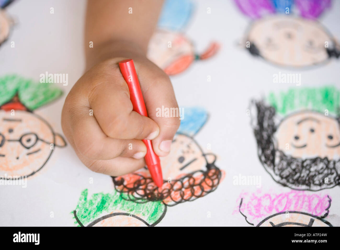 Close-up di bambino disegno a mano su un foglio di carta Foto Stock