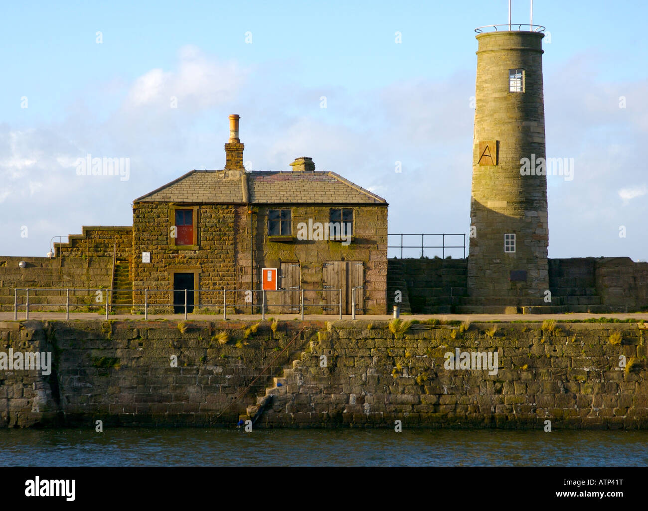Vecchia banchina del porto di Whitehaven, West Cumbria, Inghilterra UK, con molo vecchio Master's House e la torre di avvistamento Foto Stock Vecchia banchina del porto di Whitehaven, West Cumbria, Inghilterra UK, con molo vecchio Master's House e la torre di avvistamento Foto Stock
