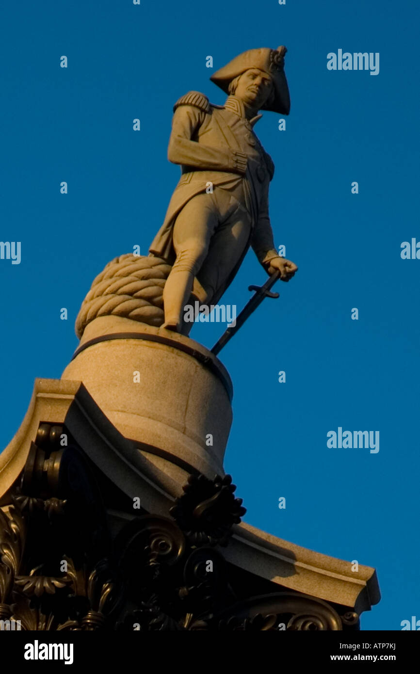 Lord Nelson sulla sommità della colonna a Trafalgar Square, Central London, Regno Unito Foto Stock