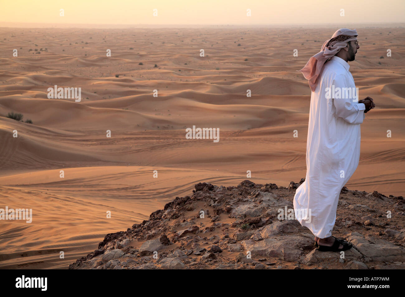 Dune Buggy conducente al tramonto - Dubai Foto Stock