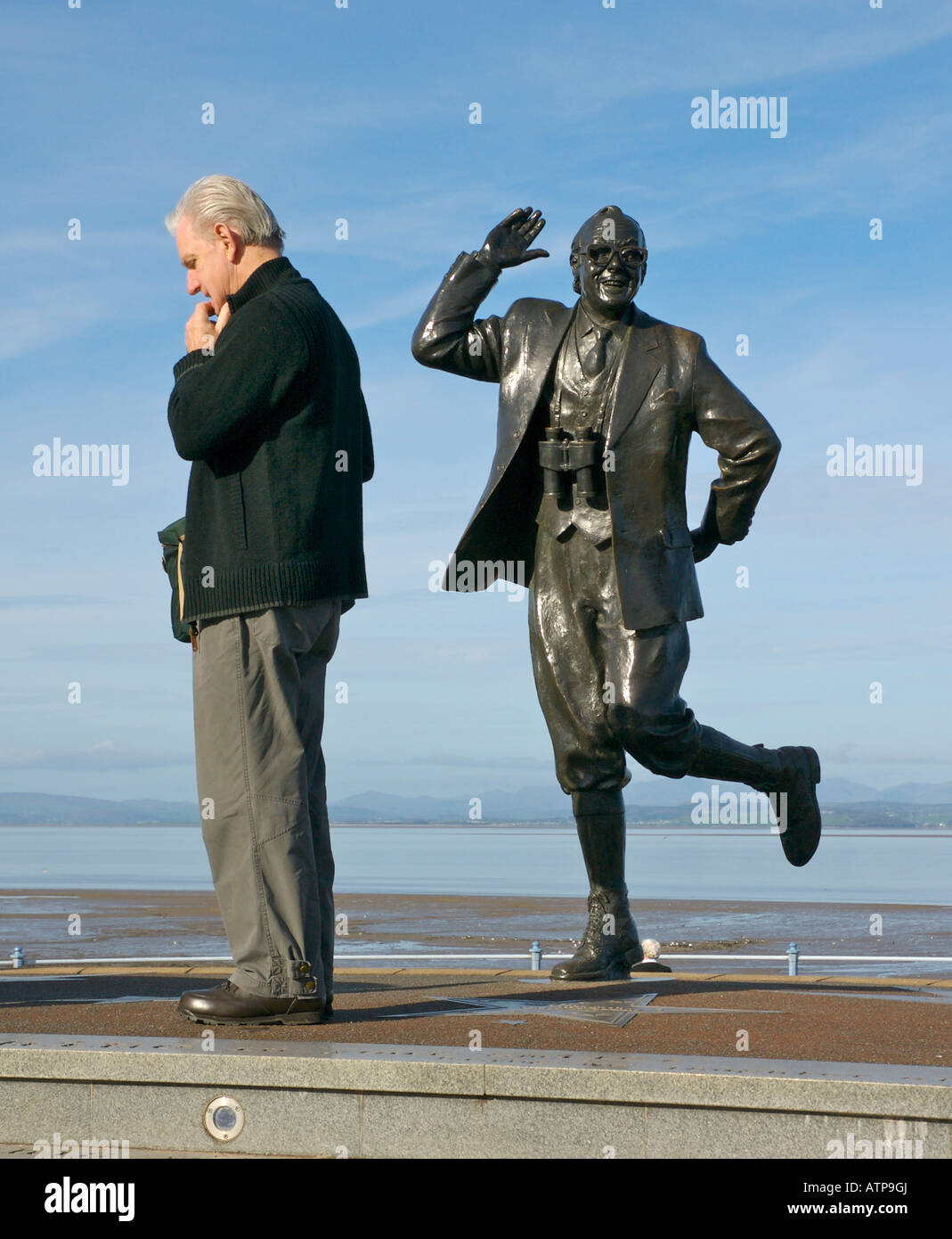 Statua di Eric Morecambe sulla Promenade, Blackpool, Lancashire Regno Unito Foto Stock