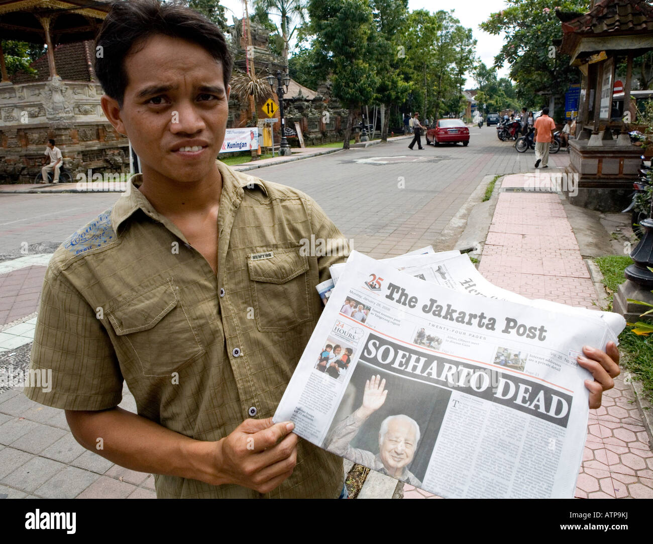 Ragazzo Balinese vendita di quotidiani in Ubud Bali Indonesia Foto Stock