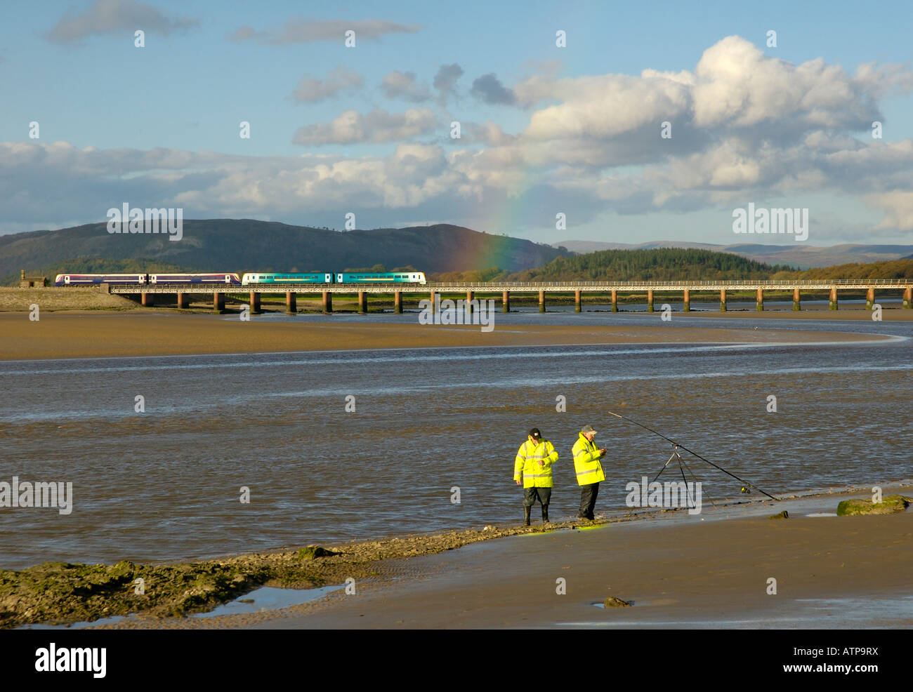 Aquaduct ferroviaria (Furness line) attraverso l'estuario del fiume Kent a Arnside, come essa fluisce nella baia di Morecambe, Cumbria Regno Unito Foto Stock