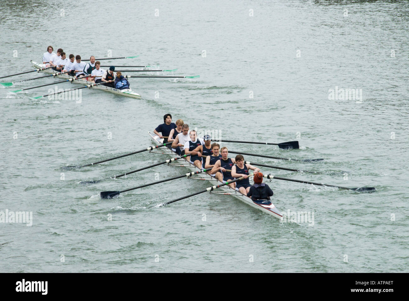 2008 Torpids urti canottaggio gara maschile di barche prima iniziare al di sotto di Donnington ponte sul Tamigi Febbraio Foto Stock