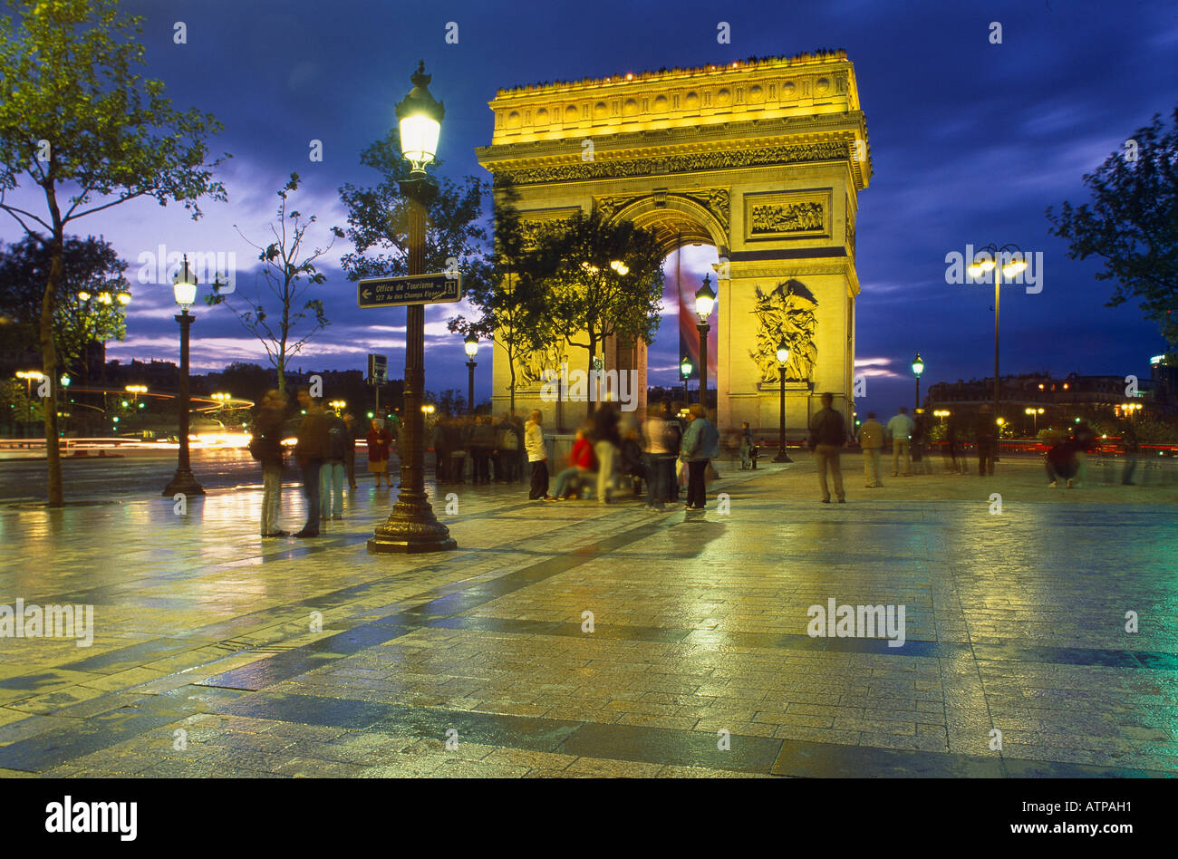 Arc de Triomphe di notte Place d'ETOILE Parigi Francia Foto Stock