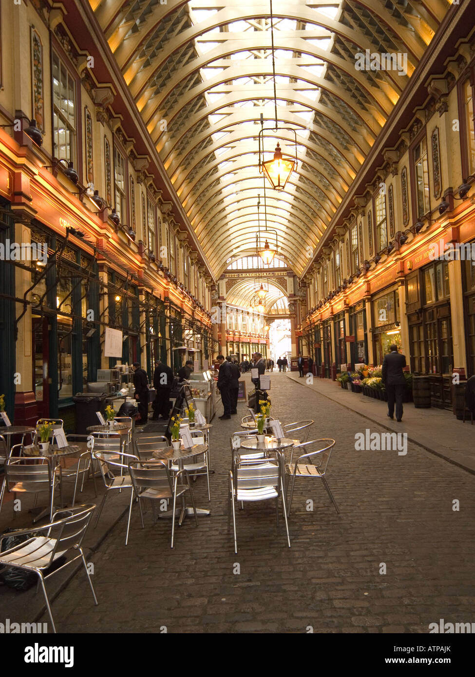 Una caffetteria nel coperto mercato Leadenhall nella città di Londra Inghilterra Foto Stock