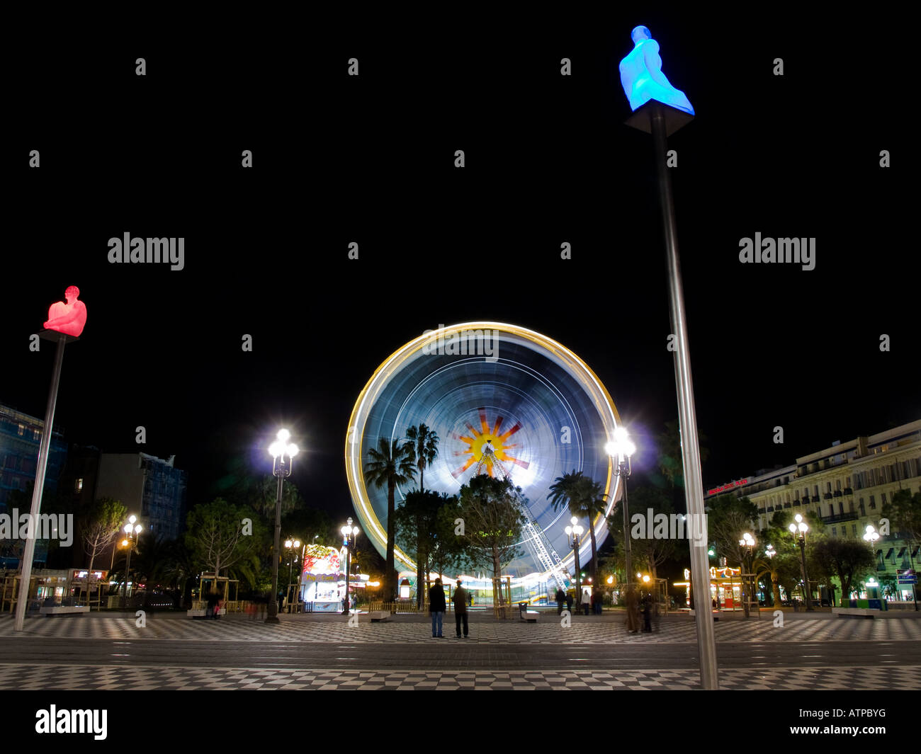 In notturna di colpo di colouful ruota panoramica Ferris a Place Masséna, Francia. Foto Stock
