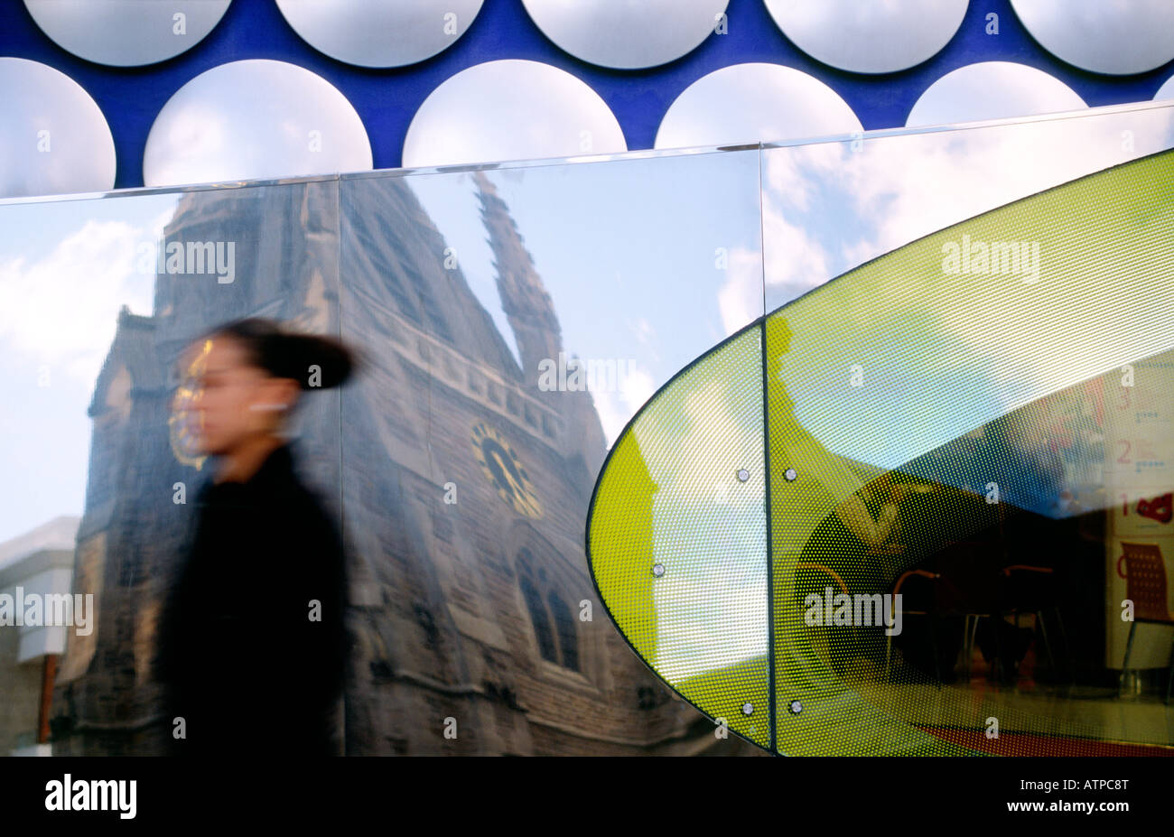 St. Martins Chiesa riflessa in una parete a specchio di magazzini Selfridges. Progettazione mediante sistemi futuri. Il Bullring, Birmingham, Inghilterra. Foto Stock St. Martins Chiesa riflessa in una parete a specchio di magazzini Selfridges. Progettazione mediante sistemi futuri. Il Bullring, Birmingham, Inghilterra. Foto Stock