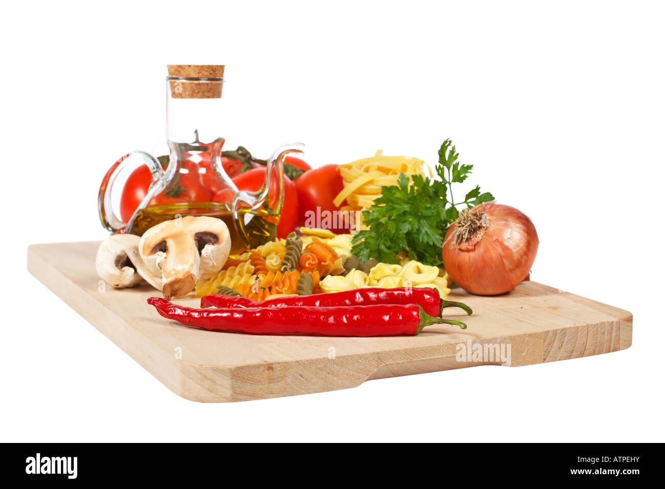 Peperoncino rosso cipolla funghi pomodori prezzemolo olio di oliva aglio e pasta italiana DOF poco profondo Foto Stock