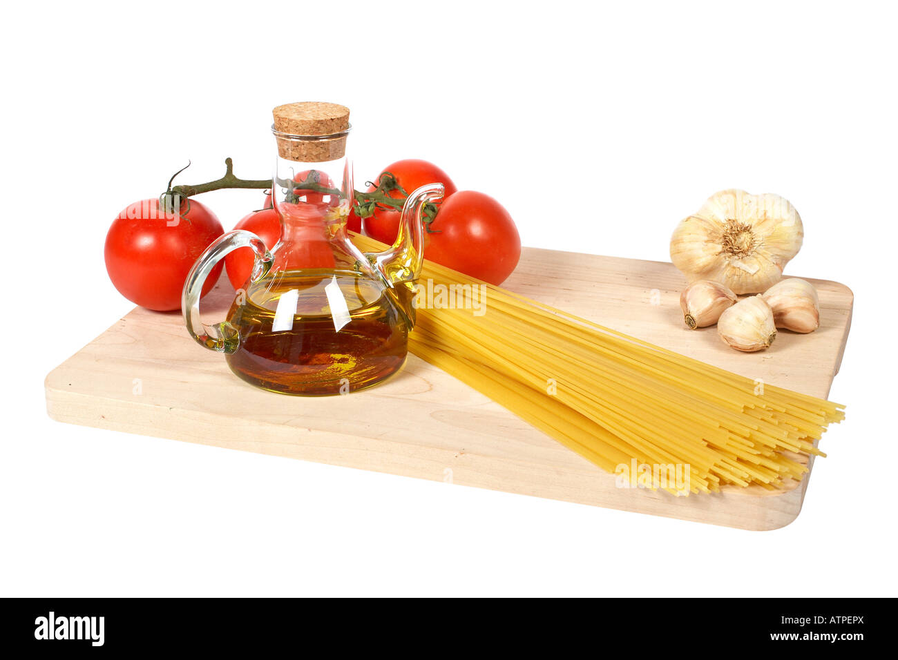Pomodori olio d'oliva aglio e spaghetti isolati su sfondo bianco Foto Stock