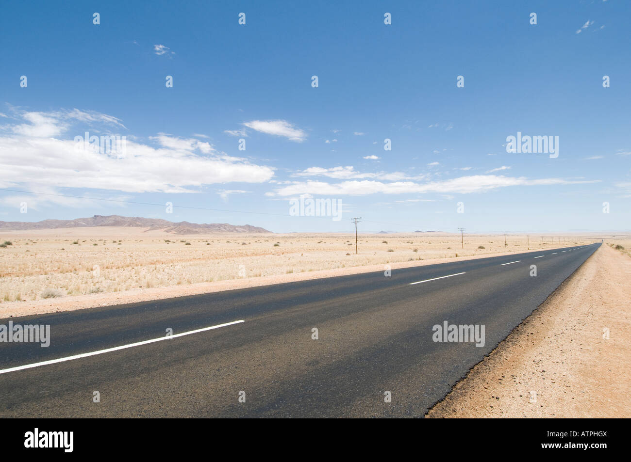 Top nero su strada attraverso il deserto del Namib in Namibia sul modo per le dune Sousouvlei dal sud dal Sud Africa Foto Stock