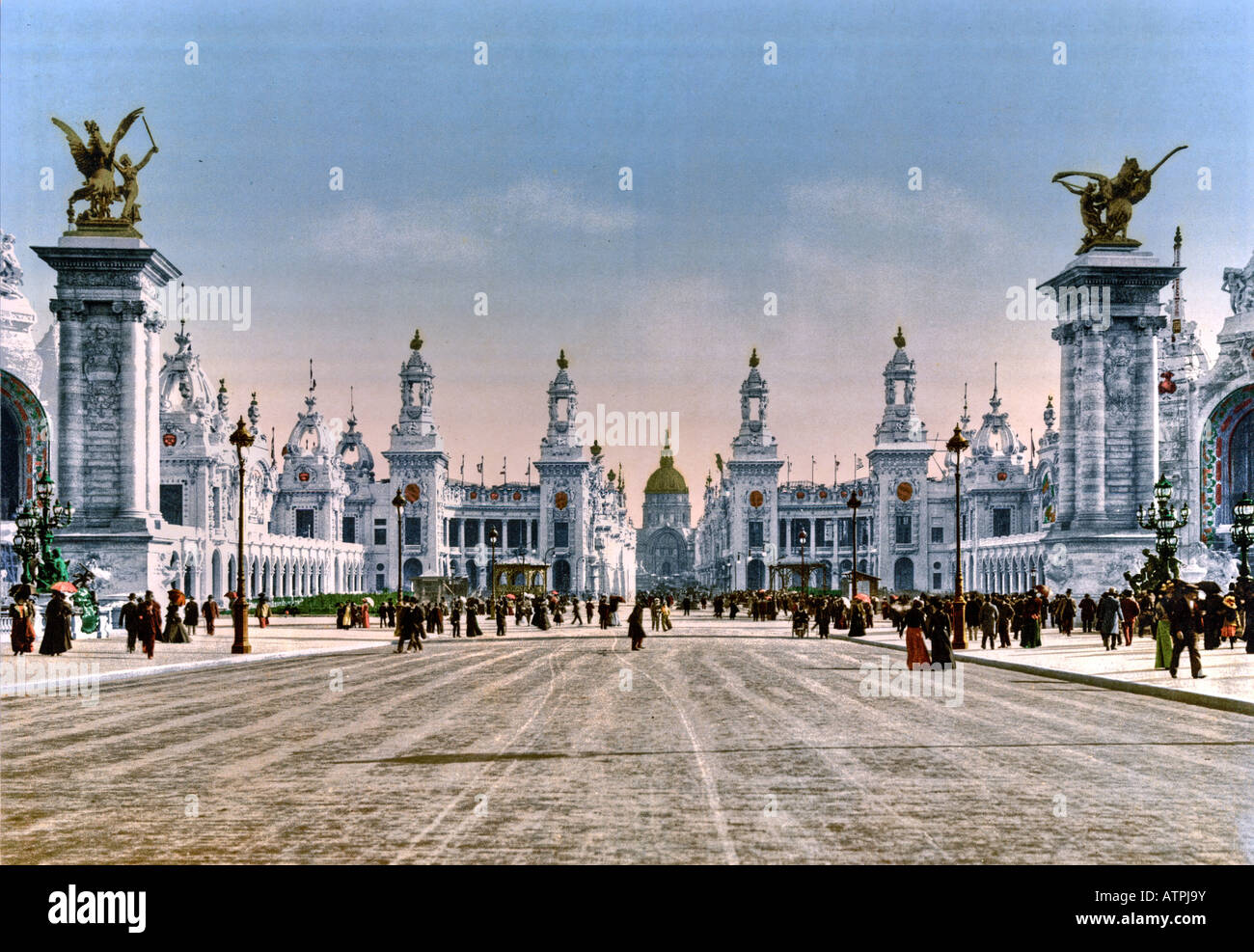 Avenue Nicholas II, guardando verso il Duomo degli Invalidi Foto Stock
