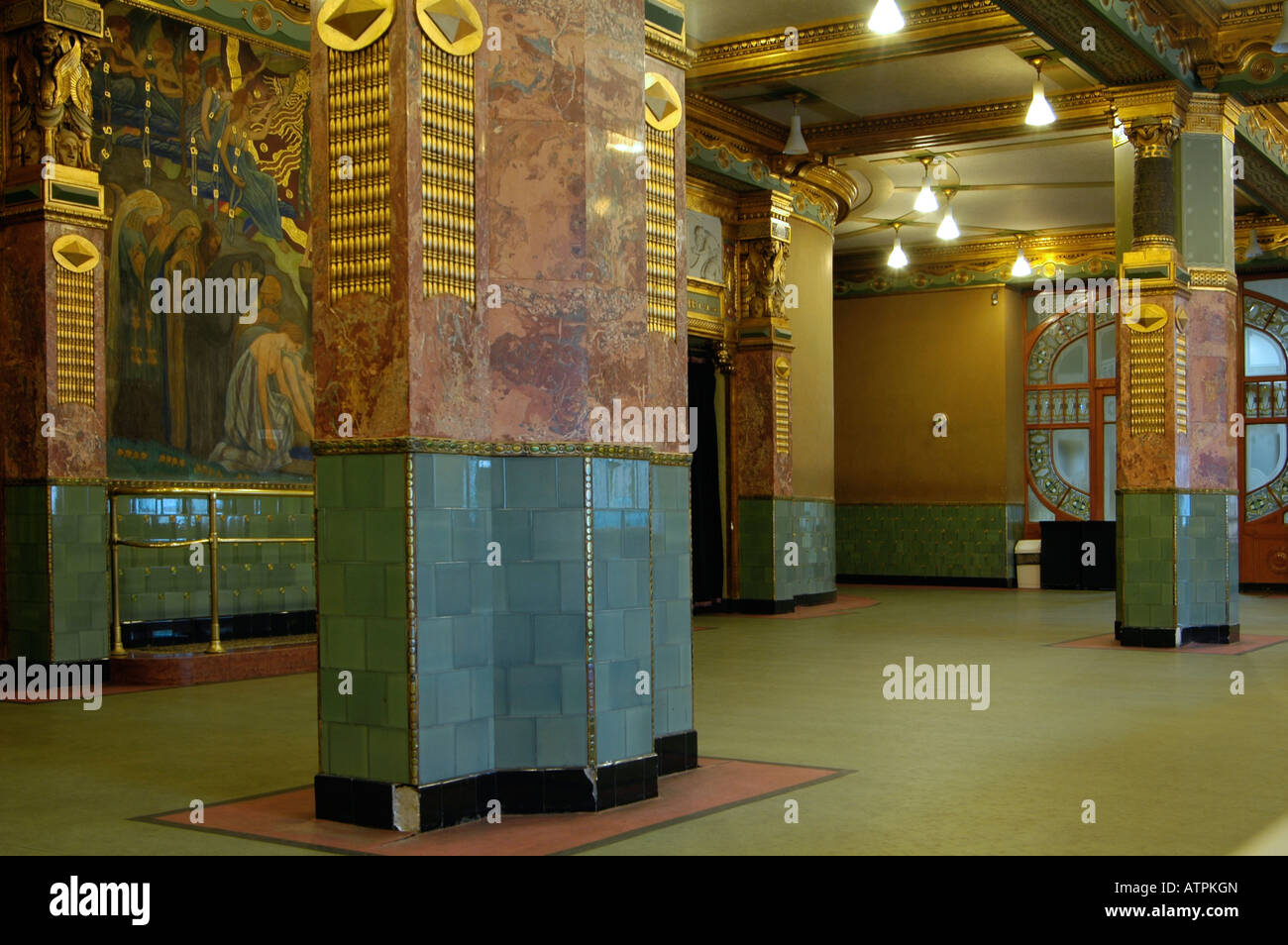 Stile Art Nouveau decorare il foyer all'interno del Liszt Ferenc Academy of Music che è una sala da concerto e il Conservatorio di Musica di Budapest Ungheria Foto Stock