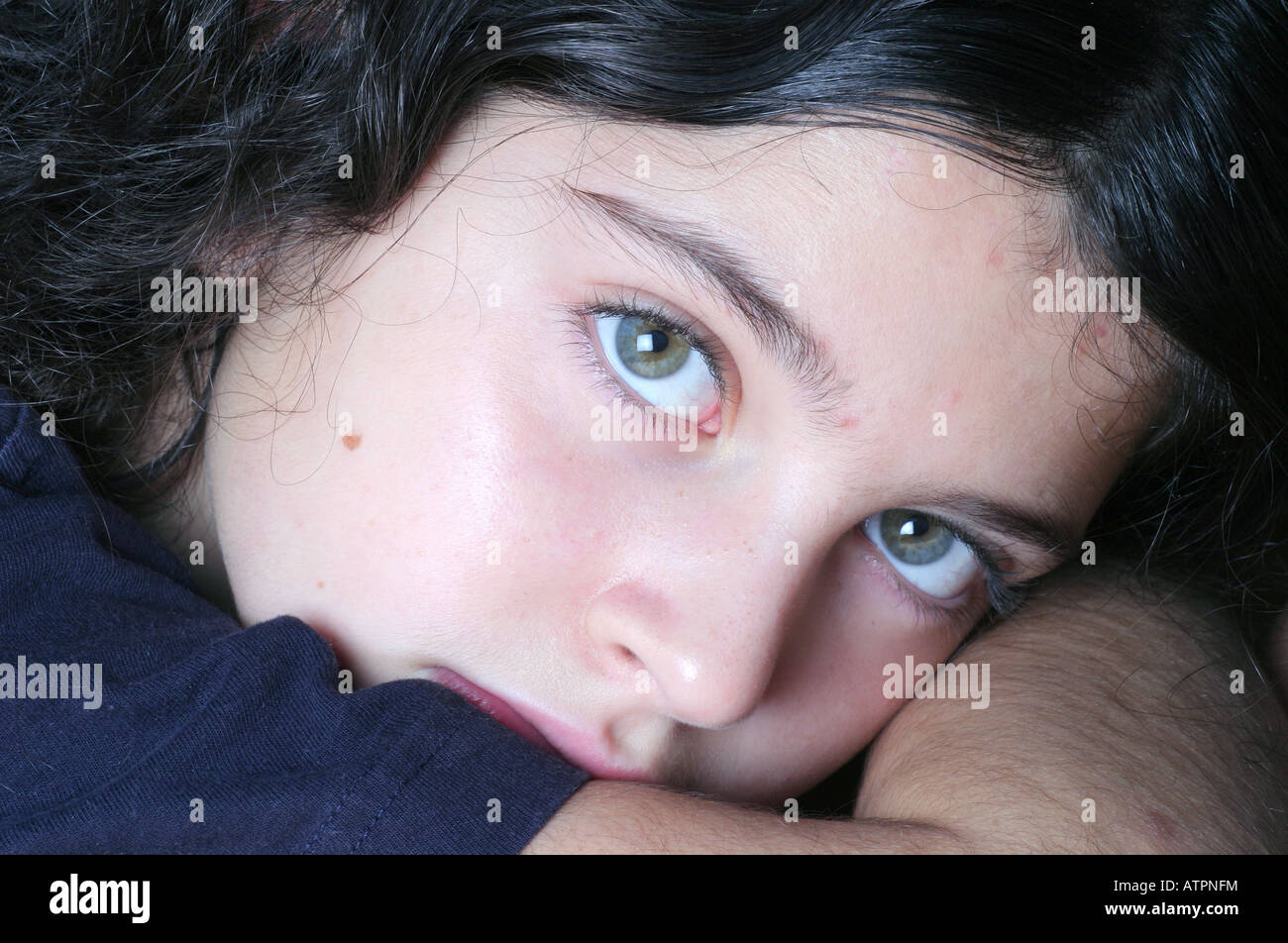Triste dieci anno vecchia ragazza guardando la telecamera. Foto Stock