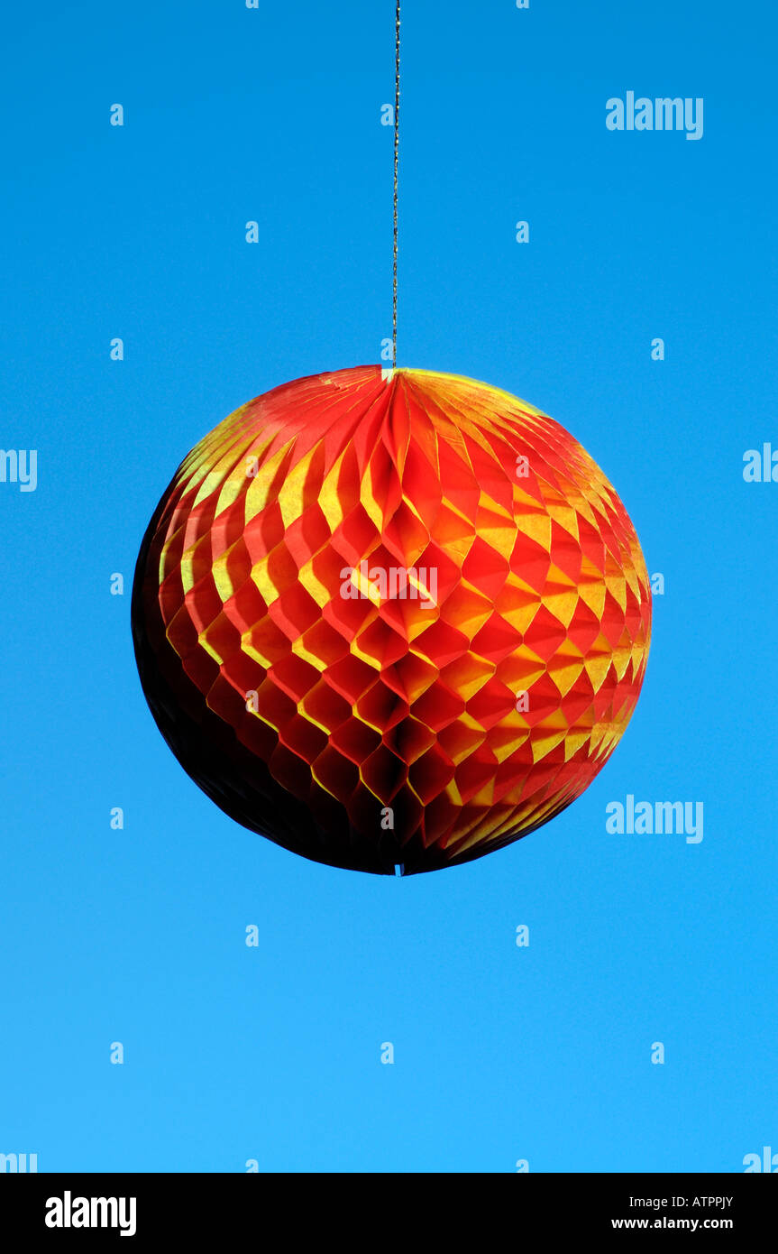Sfera di carta fatta da carta a soffietto Foto Stock