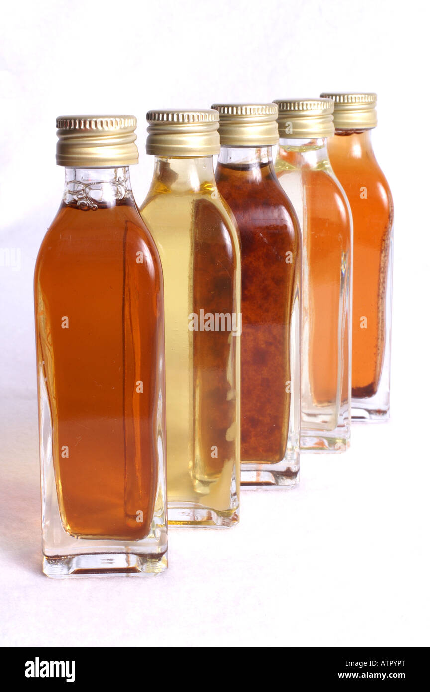 Più bottiglie di olio di oliva e aceto Foto Stock