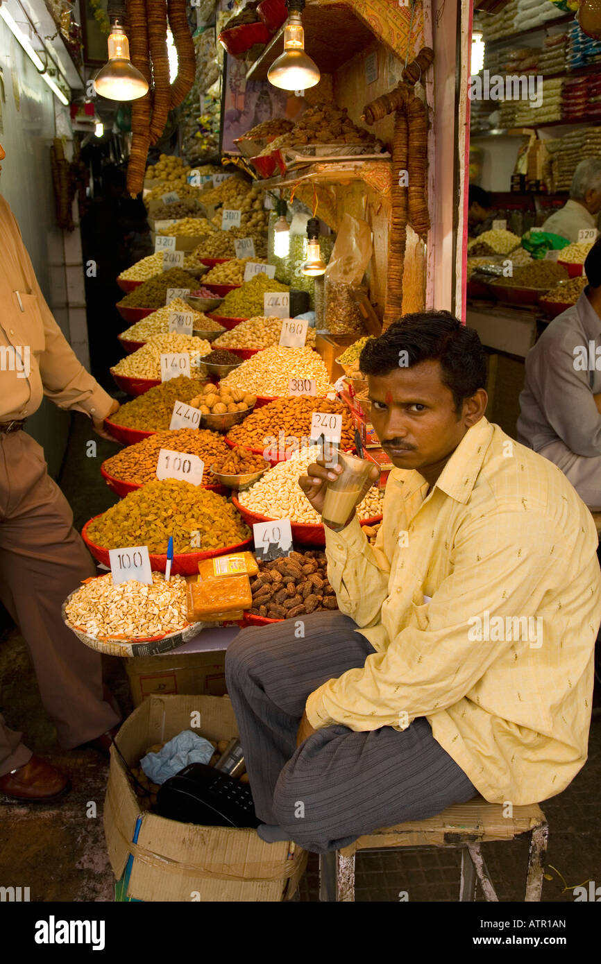 Stallholder vendono frutta secca in Khari Baoli Bazaar mercato a Chandni Chowk nella Vecchia Delhi India Asia Foto Stock