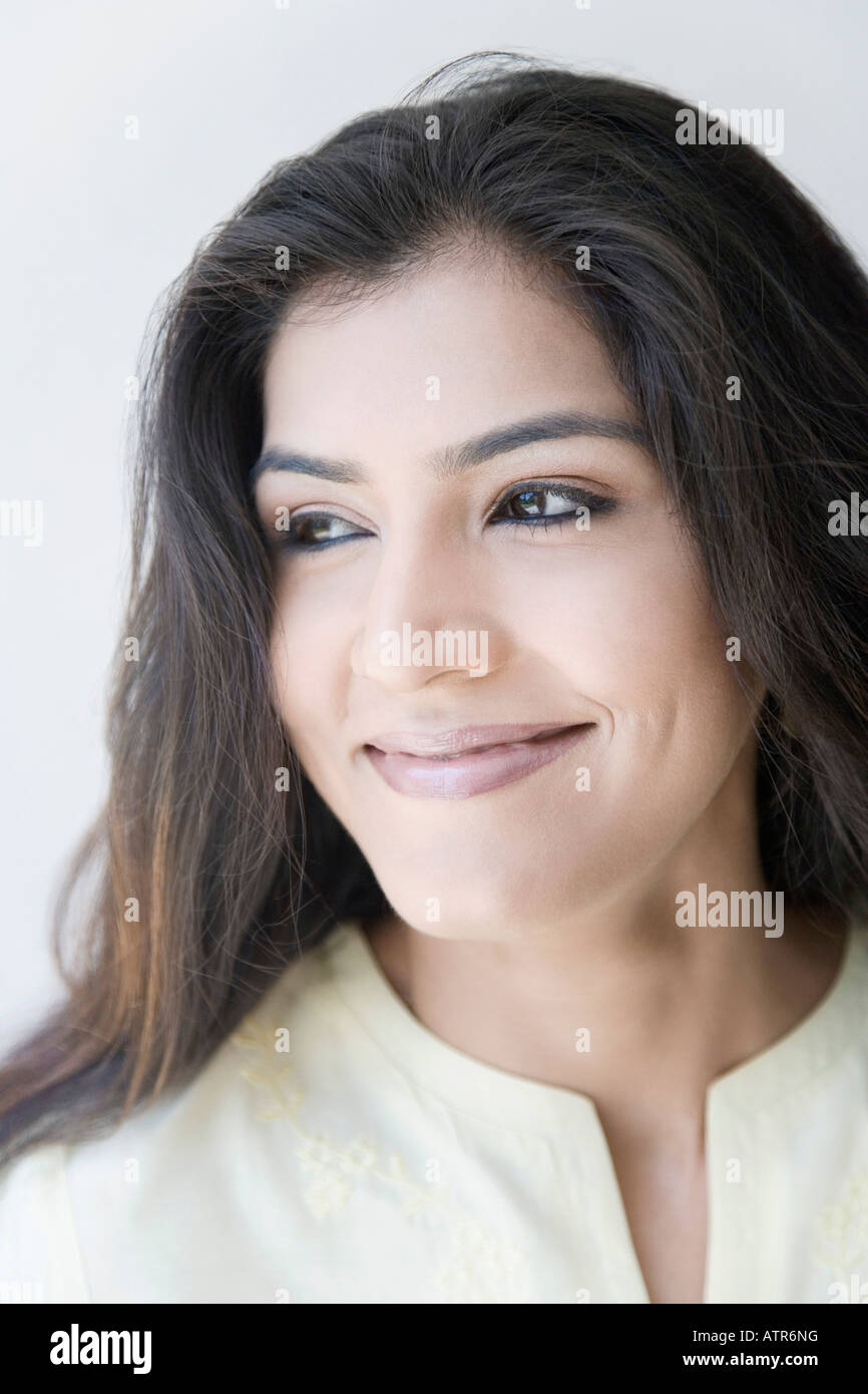 Close-up di una giovane donna sorridente Foto Stock