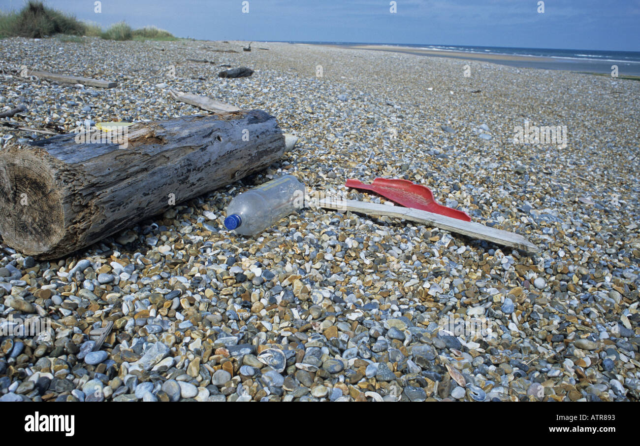 Tideline detriti sulla spiaggia di ciottoli REGNO UNITO Foto Stock