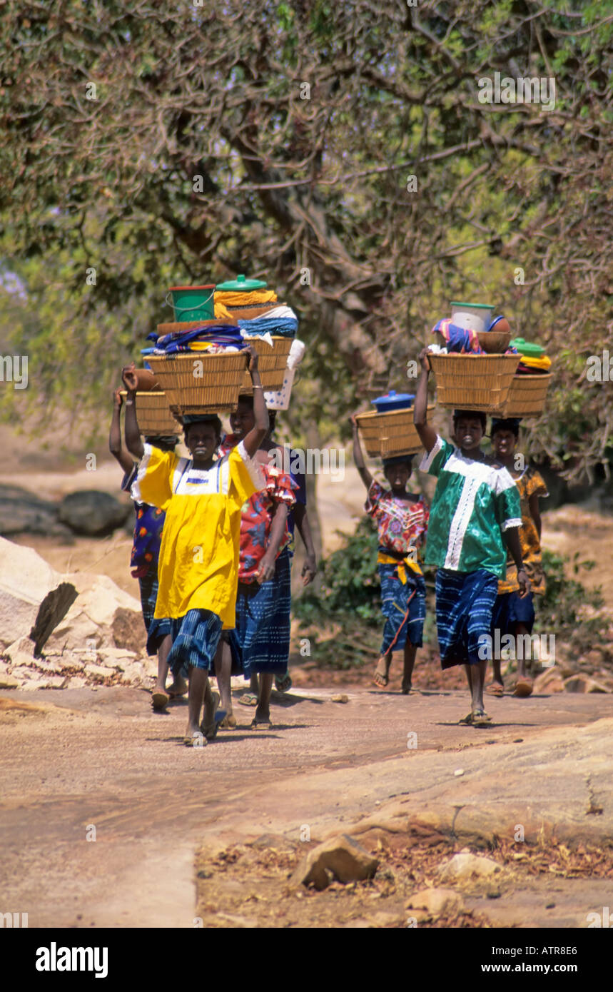 Dogon le donne che trasportano produrre sulle loro teste, Mali Foto Stock